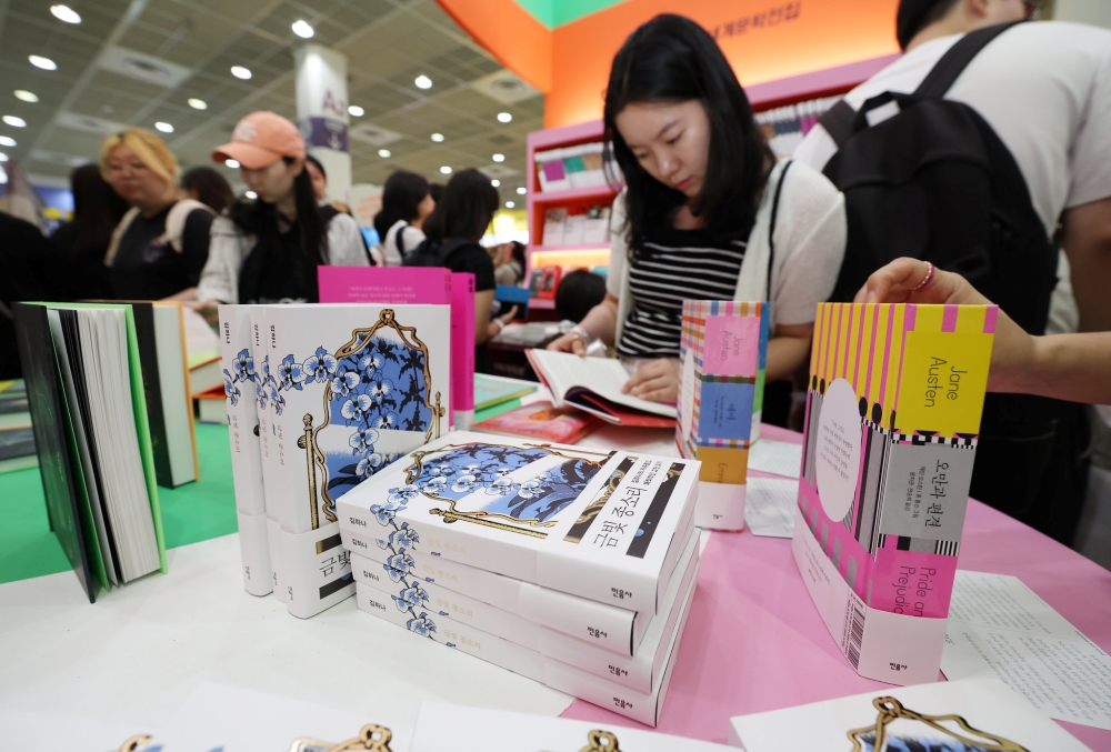 ▲ 문화체육관광부는 한국출판문화산업진흥원, 책읽는사회문화재단과 함께 오는 23일부터 대국민 독서 캠페인 '2026 책 읽는 대한민국'을 추진한다. 사진은 지난해 6월 18일 서울 강남구 코엑스에서 열린 '2025 서울국제도서전' 참가자들이 책을 펼쳐 들고 있는 모습. 이정우 기자 b1614409@korea.kr