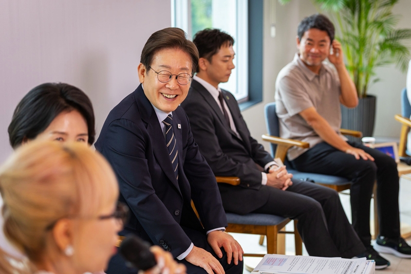 ▲ 이재명 대통령이 지난해 6월 30일 서울 용산 대통령실 파인그라스에서 열린 문화예술계 수상자 간담회에서 예술인들의 발언을 들으며 환하게 웃고 있다.