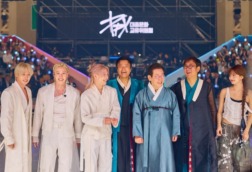 ▲ 지난해 10월 1일 경기 고양시 킨텍스에서 열린 대중문화교류위원회 출범식에서 이재명 대통령(왼쪽부터 다섯 번째)이 박진영 대중문화교류위원회 공동위원장, 스트레이 키즈, 르세라핌과 기념촬영을 하고 있다.