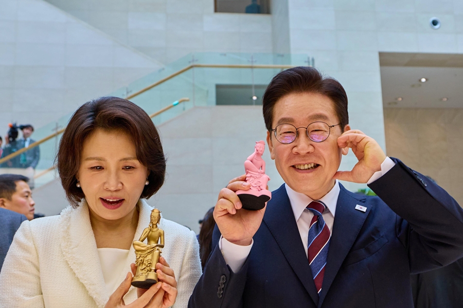 ▲ 이재명 대통령(오른쪽)과 김혜경 여사가 지난 2월 26일 서울 용산구 국립중앙박물관에서 열린 특별전 '우리들의 이순신'을 관람한 뒤 상품관에서 박물관 문화상품을 들고 기념촬영을 하고 있다.