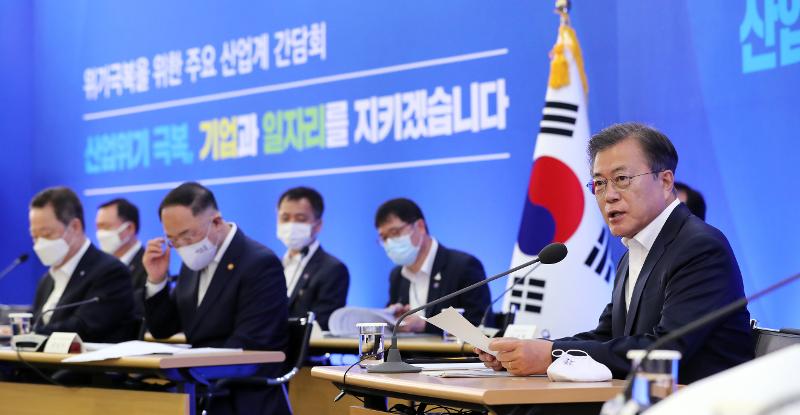 20200522_Moon meets with business leaders