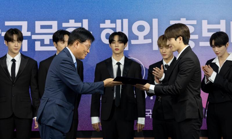 ▲ 김장호 해외문화홍보원장(왼쪽)이 5일 서울 중구 코시스센터에서 아이돌그룹 더보이즈 리더 상연에게 '2023년 한국문화 해외 홍보대사' 위촉장을 수여하고 있다.