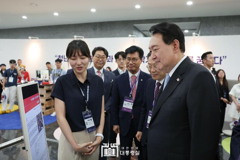 ▲ 윤석열 대통령이 5일 서울 강남구 한국과학기술회관에서 열린 '제1회 세계 한인 과학기술인 대회'에서 국가별 홍보 부스를 방문해 청년 과학인에게 설명을 듣고 있다.