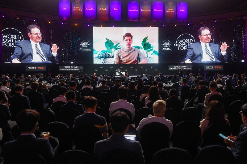 챗GPT를 개발한 샘 올트먼 오픈AI 최고경영자(CEO, 가운데)와 미네르바 스쿨 설립자 벤 넬슨이 12일 오전 서울 중구 장충체육관에서 열린 제24회 세계지식포럼에서 &lsquo;인공지능의 미래&rsquo;를 주제로 온라인 대담을 하고 있다.