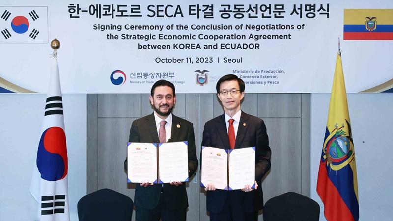 ▲ 방문규 산업통상자원부 장관(오른쪽)이 11일 서울 소공동 롯데호텔에서 열린 한-에콰도르 SECA 타결 공동선언문 서명식에서 다니엘 레가르다 에콰도르 생산통상투자수산부 장관과 한-에콰도르 SECA(전략적경제협력협정) 서명을 한 뒤 기념 촬영을 하고 있다. 산업통상자원부