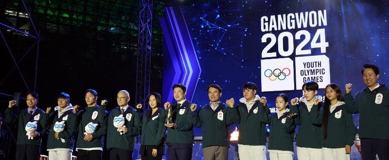 ▲ 11일 서울 중구 서울광장에서 열린 2024강원동계청소년올림픽 G-100 기념행사에서 유인촌 문체부 장관(왼쪽 네 번째)을 비롯한 참석자들이 대회 성공을 다짐하며 파이팅을 외치고 있다. 