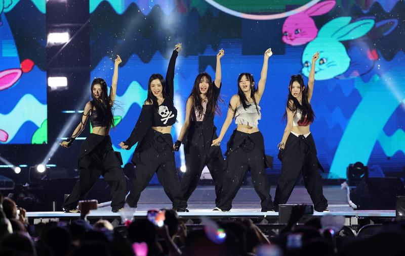 ▲ 문화체육관광부가 27일 저작권 정책 비전과 추진 과제를 담은 ‘저작권 강국 실현 4대 전략’을 발표했다. 사진은 지난 8월 11일 서울 마포구 서울월드컵경기장에서 열린 2023 새만금 제25회 세계스카우트잼버리의 'K-팝 슈퍼라이브' 콘서트 무대에 오른 뉴진스.