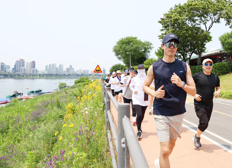 ▲ 한국인의 기대수명이 83.5세로 OECD 회원국 국민 평균(81.1세)보다 2.4년 높다. 사진은 서울 시민이 5월 30일 서울시 광진구 뚝섬한강공원에서 '제2회 쉬엄쉬엄 한강 3종 축제'에 참가하는 모습. 이정우 기자 b1614409@korea.kr