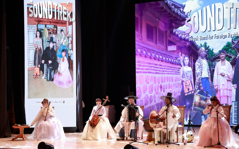 ▲ 지난달 27일 우즈베키스탄 나보이에서 공연 중인 '소리원정대'. 문화체육관광부  