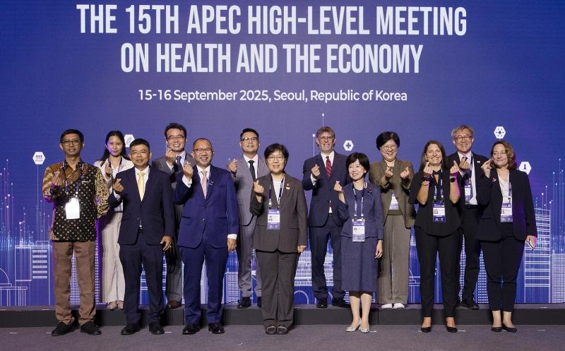 ▲ 15일 서울 중구 신라호텔에서 열린 제15차 아시아태평양경제협력체(APEC) 보건·경제고위급회의 환영리셉션에서 정은경 보건복지부장관(앞줄 가운데)이 참석자들과 기념 사진을 촬영하고 있다. 보건복지부