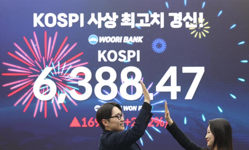 ▲ 종가 기준 6388.47포인트로 사상 최고치에서 장을 마친 21일 서울 중구 우리은행 본점 딜링룸 현황판에 코스피가 표시되고 있다. 연합뉴스
