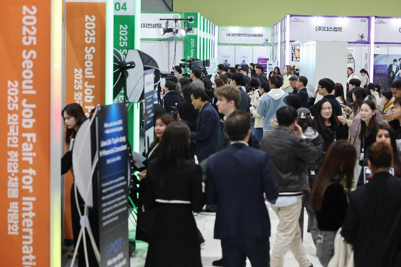 ▲ 한국고용정보원이 지난달 30일 발간한 '고용동향브리프 2026년 제2호'에 따르면 지난해 5월 기준 국내 만 15세 이상 상주 외국인 취업자는 110만 9000명으로 집계됐다. 사진은 지난해 11월 20일 서울 강남구 SETEC에서 열린 '2025 외국인 취업·채용 박람회'를 찾은 구직자들의 모습. 연합뉴스  