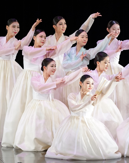 전통무용과 현대음악의 융합이라는 새로운 시도와 역동적인 움직임으로 시선을 사로잡은 '해설이 있는 한국전통무용-축제'