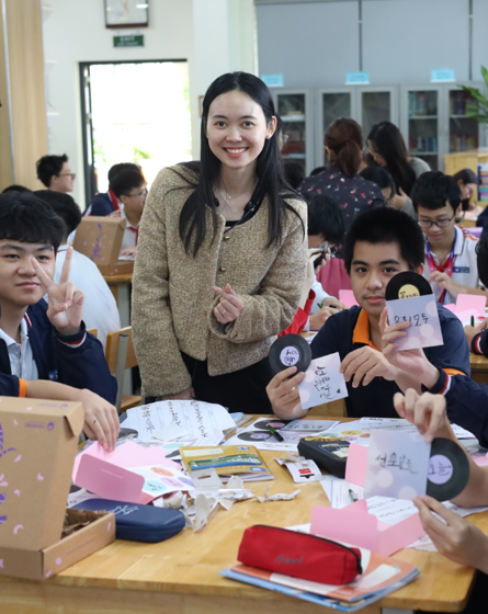 옌 화 중학교 한국어반 학생들과 외국무역대학교 한국탐구동아리(KDC) 소속 대학생들과 함께 <한글 캘리그라피 체험 워크숍>