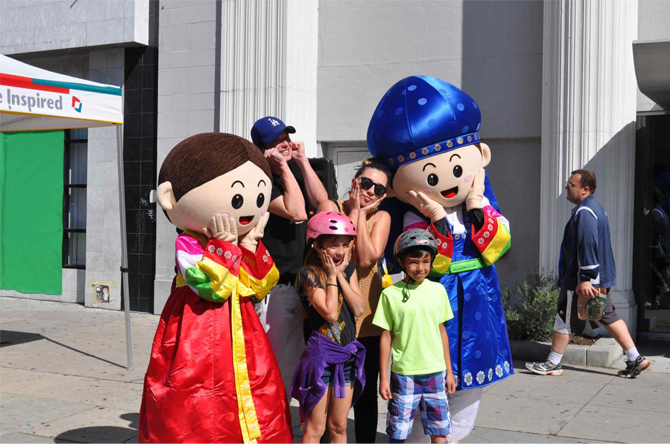 월셔가 '차 없는 거리' Ciclavia 행사에서 한국문화소개