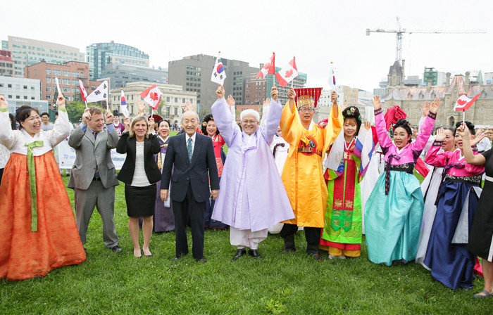 민족대표 34인 중 유일한 외국인 스코필드 박사의  손자손녀와 함께 캐나다에서 대한민국 만세를 외치다