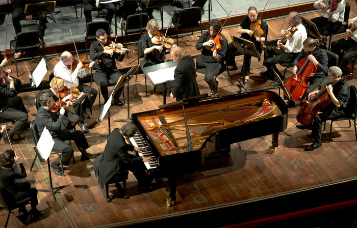 콜론 극장에서 부에노스 아이레스 필과 협연한 백건우 피아니스트