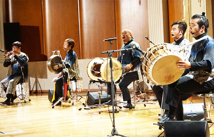 감각적인 신명으로 카자흐스탄을 사로잡다