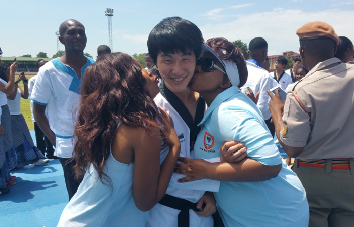 국기원 태권도 시범에 환호하는 남아프리카공화국