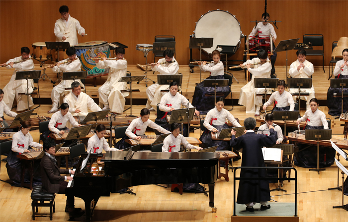 국립국악관현악단과 일본 아티스트들의 협연 무대 '아리랑 판타지'