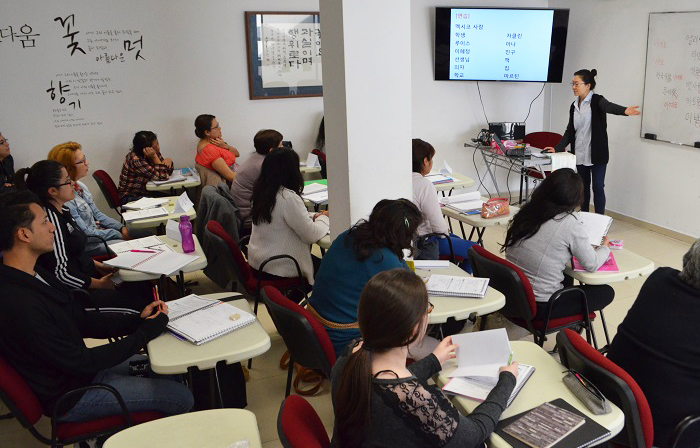 이번 학기에도 648명이 한국어을 배웁니다