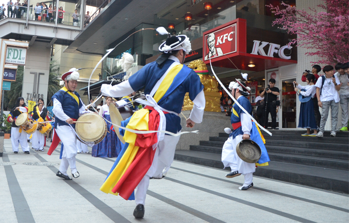 한국 명절의 따뜻함과 흥성스러움을 전하는  ‘자연의 속삭임 : 설날잔치’