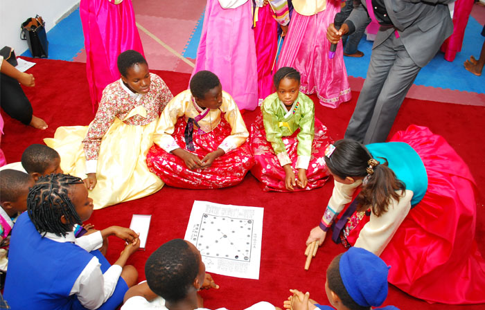 한복 입고 '내 나이가 어때서' 부르는 나이지리아의 설날