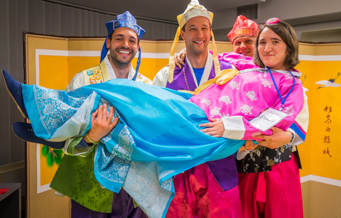 한국 문화, 바르샤바의 밤을 밝히다