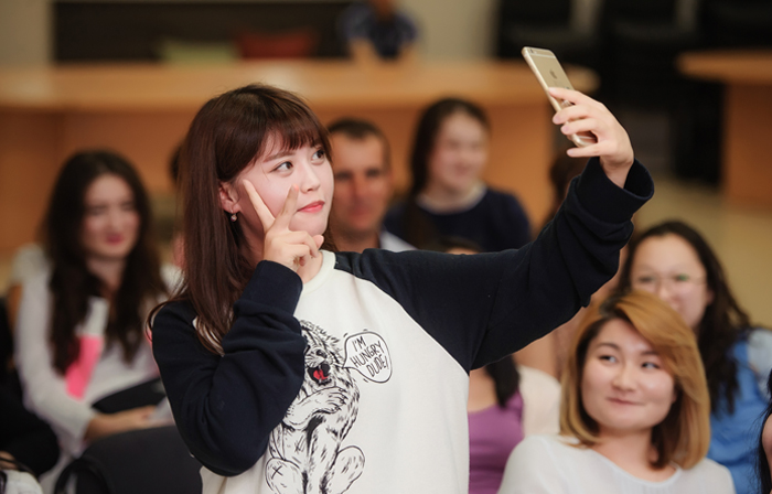 한국 사진작가가 알려주는 셀카 잘 찍는 법