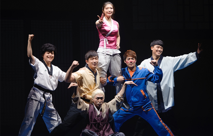 영하 30도 추위를 녹인 한국의 코믹 퍼포먼스 열기