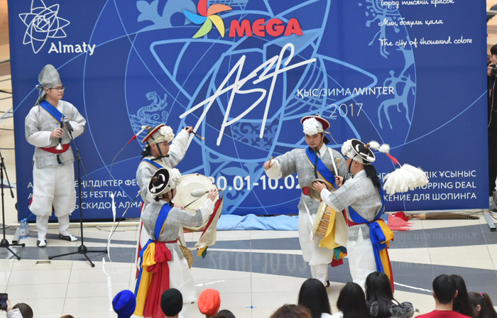 알마티에서 열린 평창문화올림픽 게릴라콘서트 