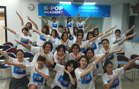 한국어 기초 없는 수강생들도 K-POP 아카데미서 한국어 노래가사 외우며 보컬 수업