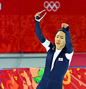 2014 소치 동계올림픽 여자 스피드 스케이팅 500m가 열린 12일 2차 레이스에서 37초28의 올림픽 신기록으로 금메달을 확정지은 이상화가 손을 번쩍 들어 기뻐하고 있다. (사진제공: 대한체육회)