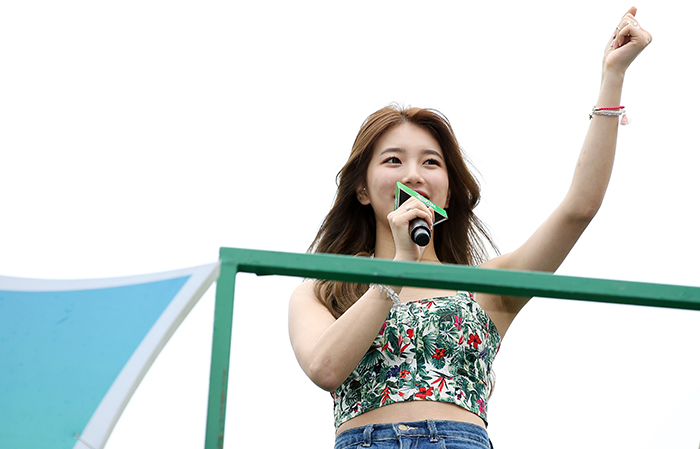 “도심 한 가운데서 즐겁게 젖으며 더위를 날린다”