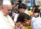 프란치스코 교황이 지난 16일 오전 서울시청에서 광화문 앞까지의 카퍼레이드 도중 세월호 유가족의 아픔을 어루만졌다. 