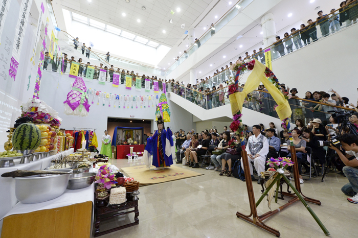 비엔날레의 계절, 9월