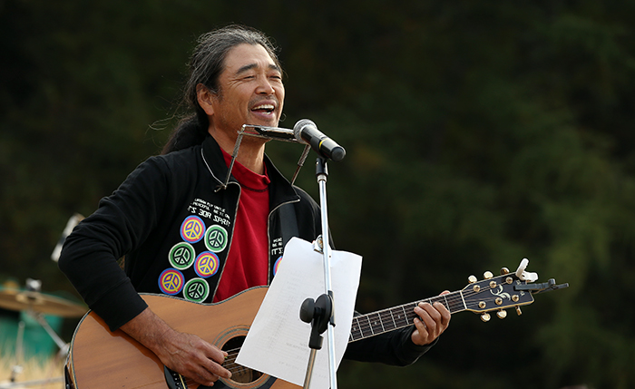 자신의 논에서 록콘서트 연 농부가수