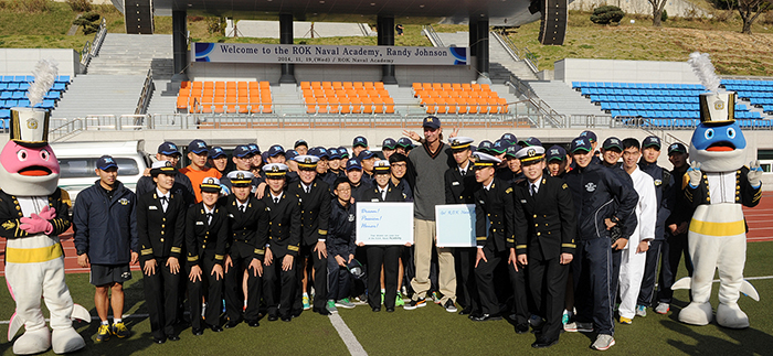 ‘빅 유닛’ 해군사관학교를 찾다