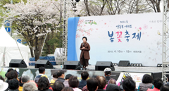 도서관에서 인문학과의 만남을 즐기세요