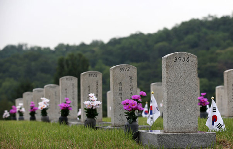 숭고한 희생을 기억하고 앞으로 나아갑니다