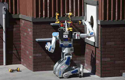 카이스트의 '휴보', 재난대응 로봇 대회 우승