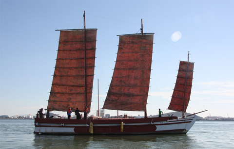 사공이 이끄는 전통 돛단배 항해 체험해요