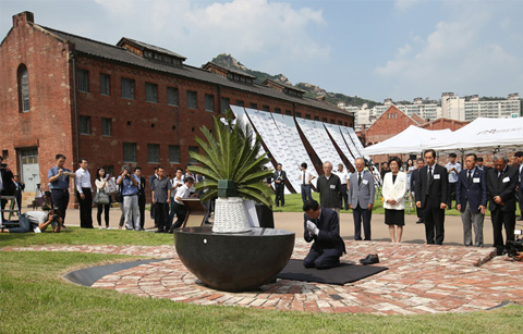 하토야마 유키오 전 일본 총리가 서울 서대문형무소를 방문, 독립유공자들을 기리기 위해 건립된 추모비 앞에서 무릎을 꿇고 있다.