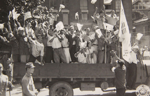 광복의 기쁨을 간직한 70장의 사진