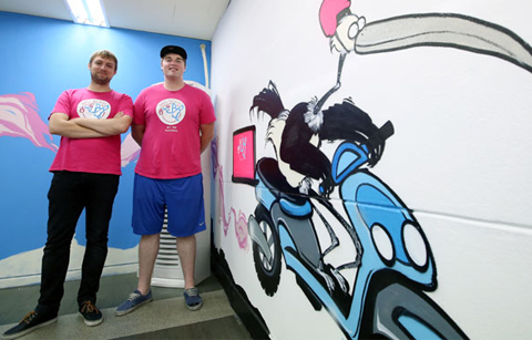 두 외국청년, 한국의 배달문화에 도전하다