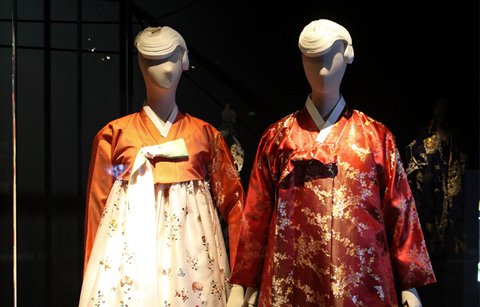 프랑스인들의 눈길을 끈 박 대통령의 한복