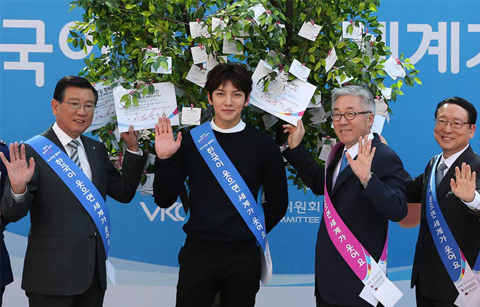 '미소 머금은' 코리아