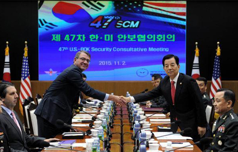 한민구 국방부 장관(오른쪽)과 애슈턴 카터 미 국방장관이 2일 제47차 한미 연례안보협의회의에서 악수를 나누고 있다.