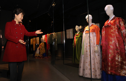 박대통령, 한불 교류 130주년 기념전시회 관람