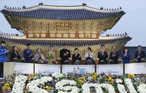 박근혜 대통령이 지나 11월 6일 경복궁 흥례문 광장에서 열린 ‘2016~2018 한국 방문의 해’ 선포식에서 참석해 참석자들과 함께 축하의 박수를 치고 있다
